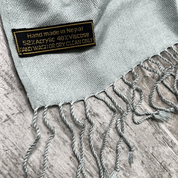 Bundle of 2 hats and gray scarf with fringe NEW never worn NWOT - Picture 5 of 7